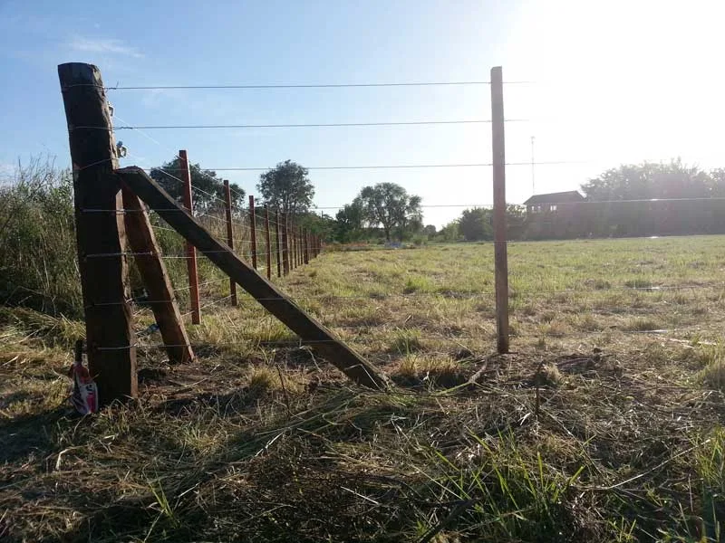 Alambrado rural con postes impregnados
