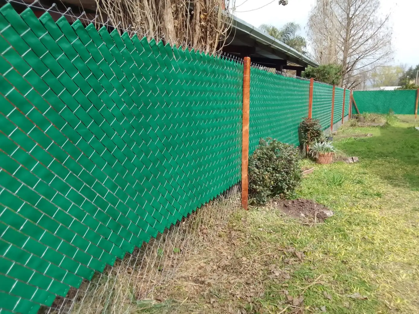 Cerramiento de terreno con tiras de PVC verde sobre malla romboidal