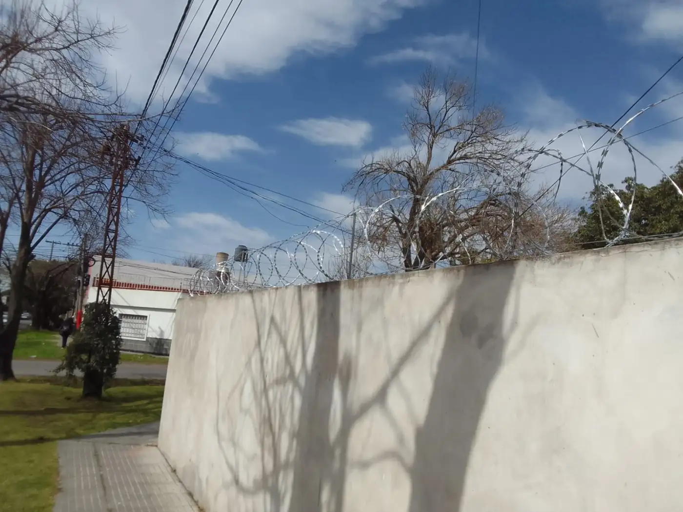 Concertina instalada sobre muro de frente con soportes galvanizados en Rosario