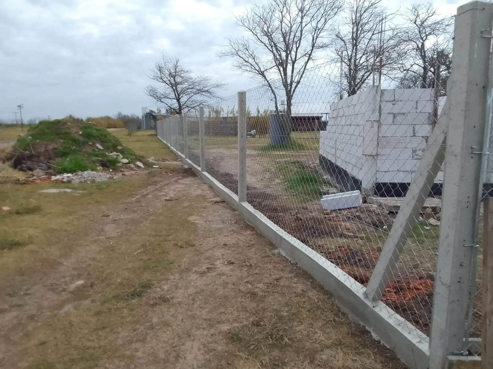 Instalacion de cerco olimpico perimetral en lote de Rosario